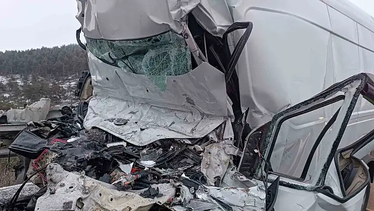 Park halindeki tıra çarpan minibüs kağıt gibi ezildi: 1 ölü