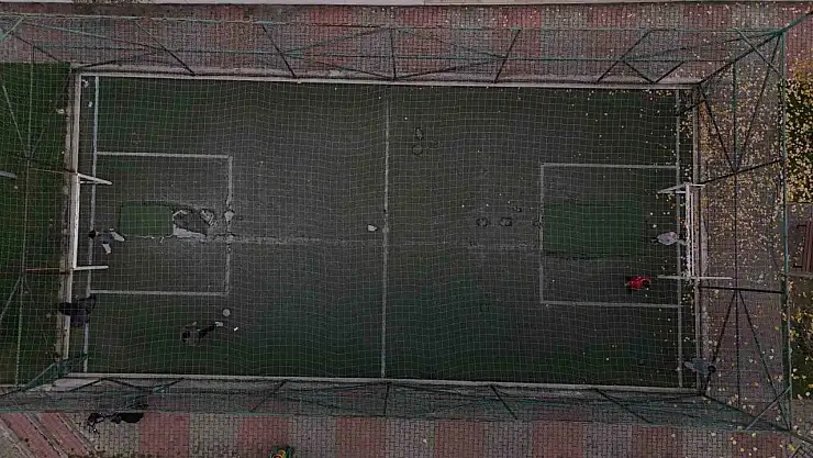 Parktaki halı sahayı, tarlaya çevirdiler