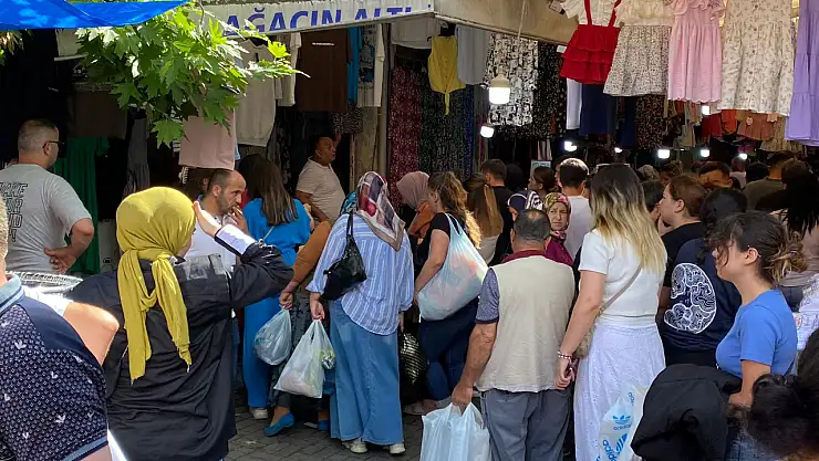 Pazaryeri insan seline uğradı