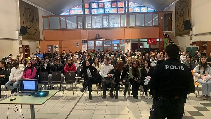 Polis bu sefer üniversite öğrencilerini bilgilendirdi