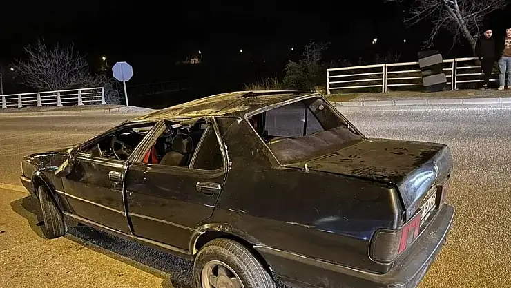 Refüje çarpan otomobil ters döndü