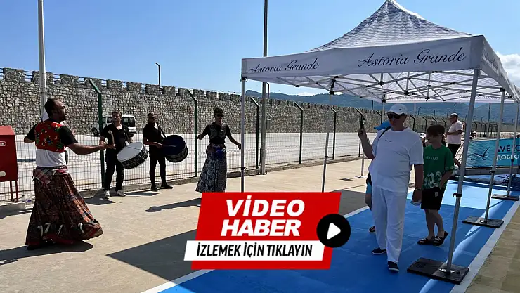 Batum sonrası Rus turistlere moral için köçeklerle karşılama yapıldı 
