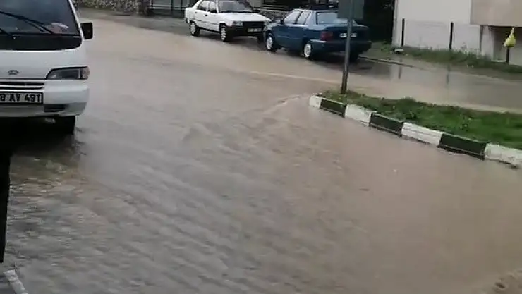Sağanak sonrası yollar göle döndü