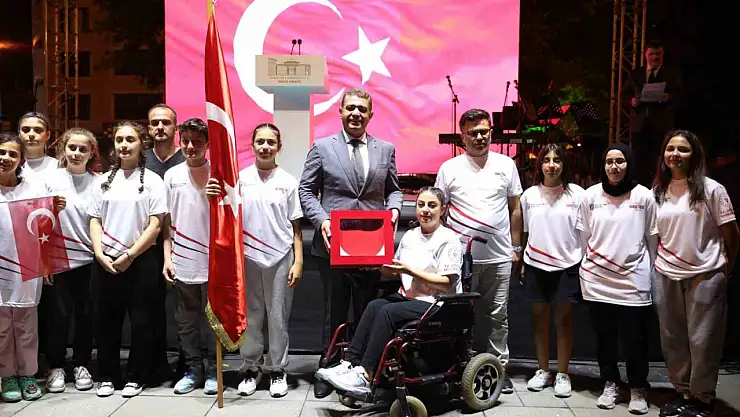 Sancağı Vali Aslan'a teslim etti