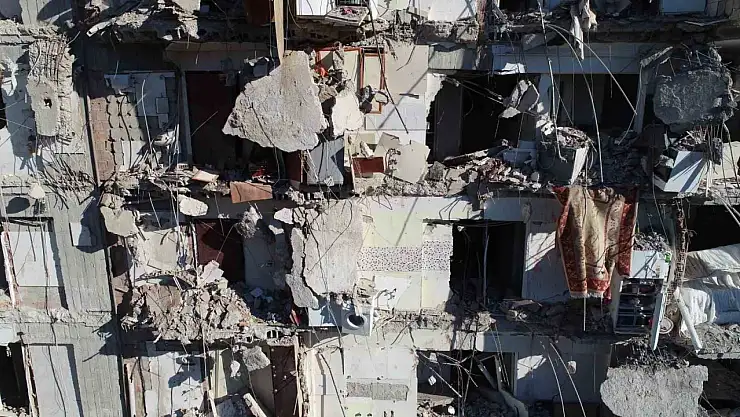 Depremde ailesini kaybeden avukat enkaza karanfil bıraktı