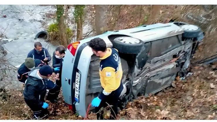 ŞARAMPOLE DEVRİLEN ARAÇTA SIKIŞTI