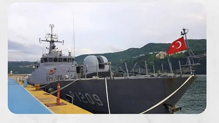 Savaş gemisi Amasra Limanında