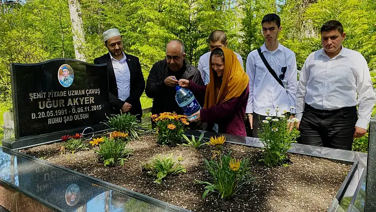 Şehit Akyer'in kabrini ziyaret ettiler