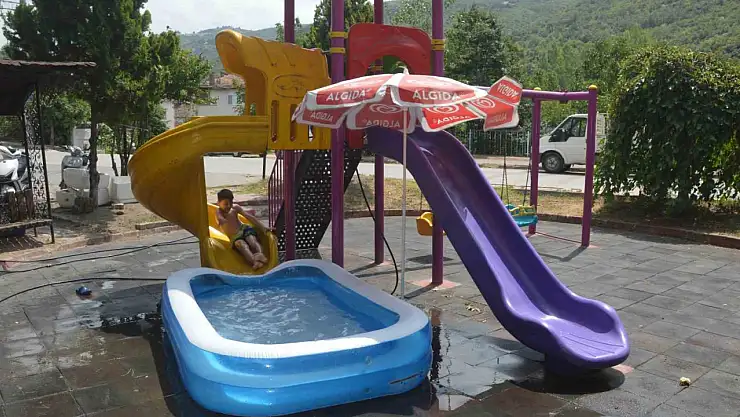 Sıcaklardan bunalan 12 yaşındaki Kayra, kendi aquparkını yaptı