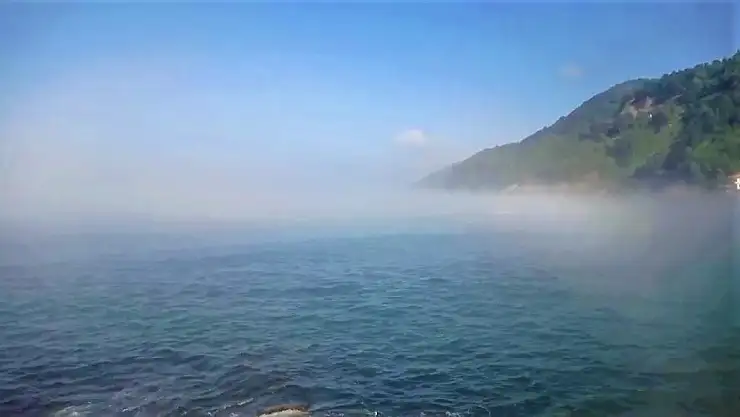 Deniz üzerinde sis bulutları oluştu