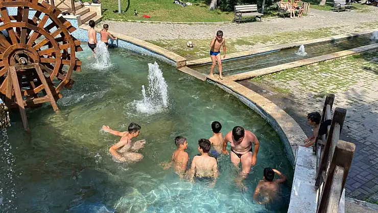 Çocuklar süs havuzunda serinledi