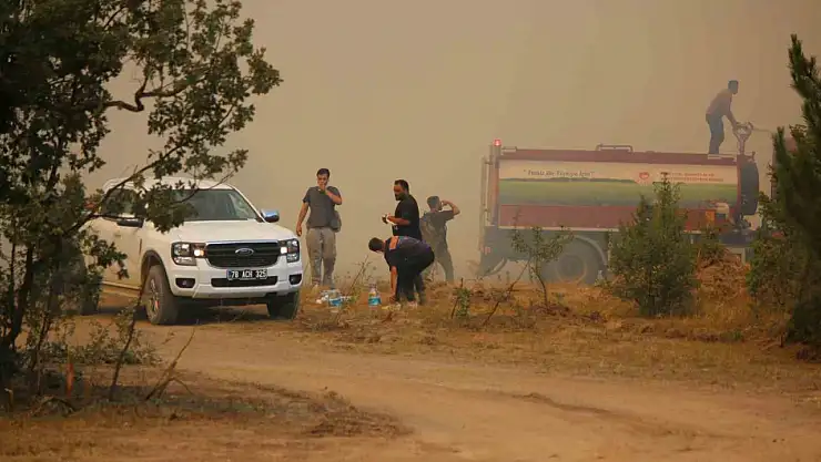 Şiddetli rüzgar alevleri yerleşim yerine yaklaştırmaya devam ediyor