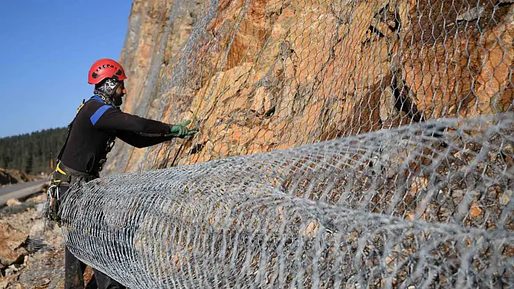 Sık sık heyelanların yaşandığı 2 bin rakımlı dağ çelik ağlarla örülüyor