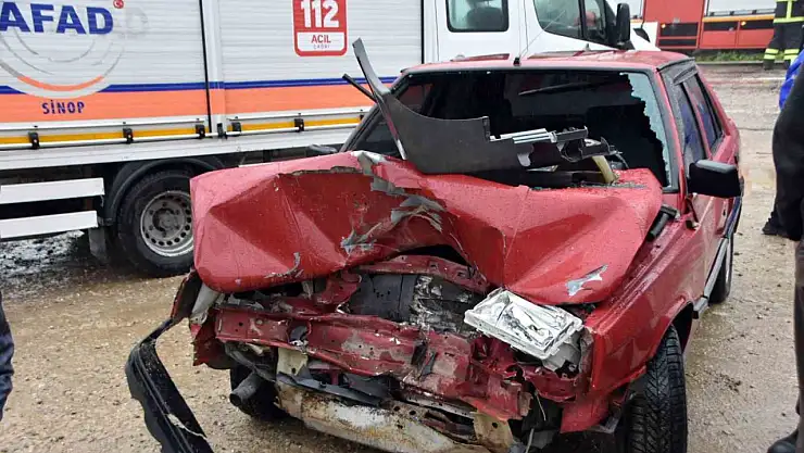 Sinop'ta otomobil traktörle çarpıştı: 2 yaralı