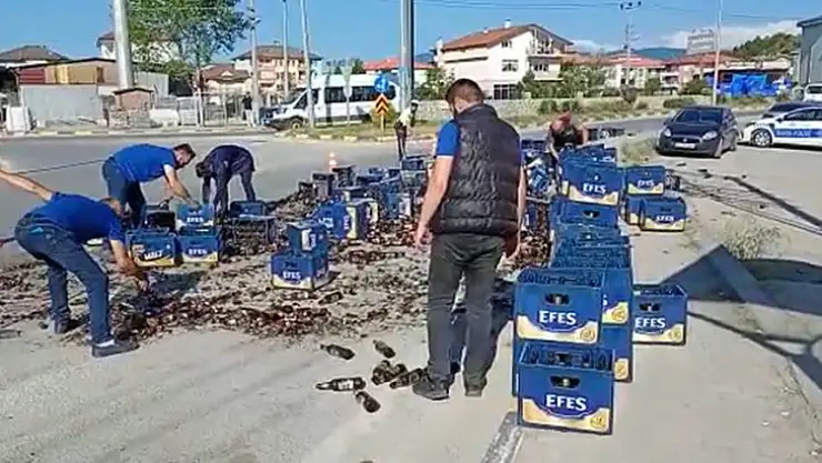 Şişe yüklü tırın kasa perdesi yırtıldı
