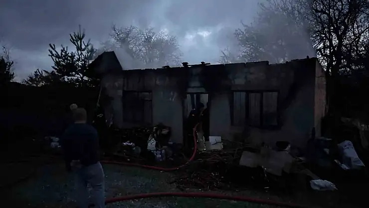 Hem kendini hem evi yaktı