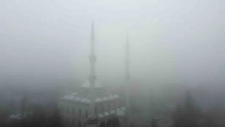 Soğuk havanın etkisi altına aldığı ilçe sisle kaplandı
