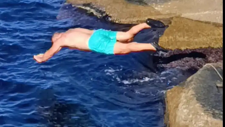 Soğuk havaya aldırış etmeden denize girdi