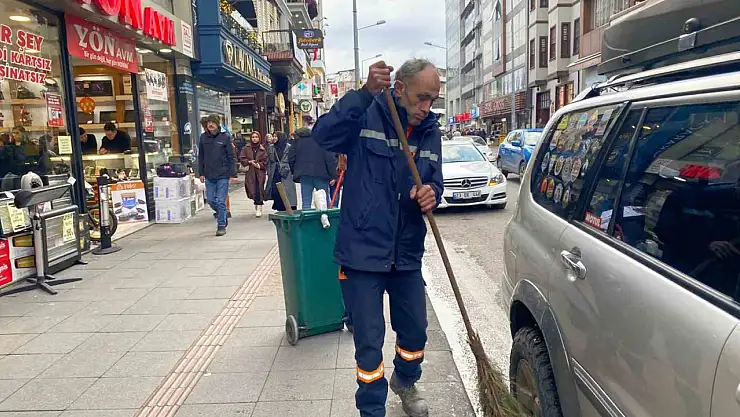 Sokakta temizlik yapan görevliyi darp ettiler