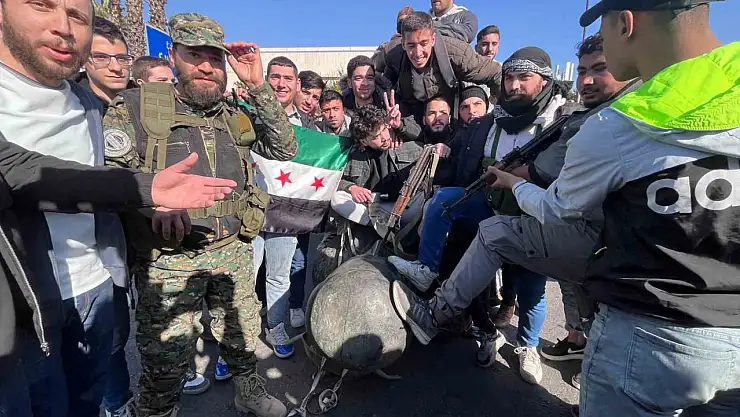 Suriyeliler, Esad heykelini Emevi meydanında sürükledi