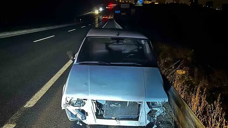 Sürücüsünün alkollü olduğu iddia edilen otomobil, karşı şeride geçerek bariyerlere çarptı