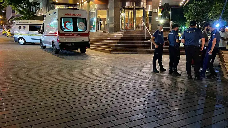 Otelin demir korkuluklarına bağladığı iple intihar etti