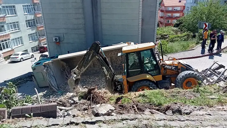 Taş kamyonu devrildi