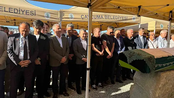 Tedavi gördüğü hastanede vefat eden belediye başkanının eşi toprağa verildi