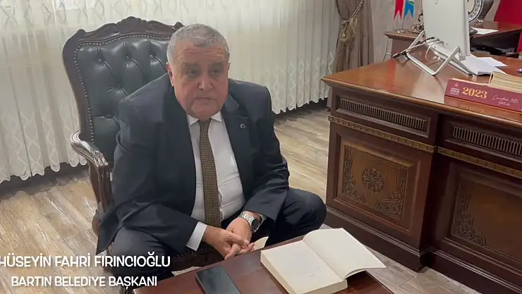 Telefonunu bıraktı, kitabını açtı