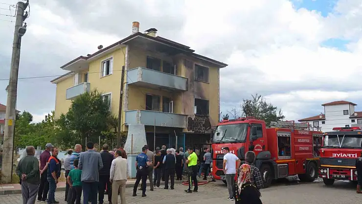 Televizyonun patlaması 3 katlı evi küle çevirdi