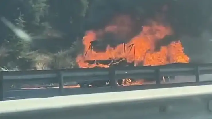 Alev alev yanan araçta can verdi