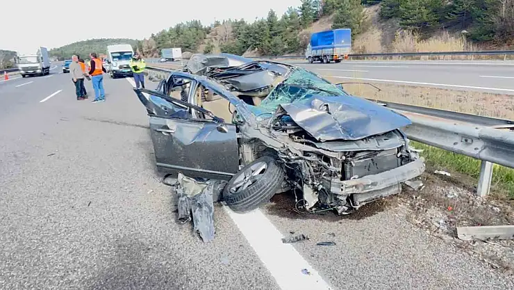 TEM'de otomobil kamyona çarptı: 3 yaralı