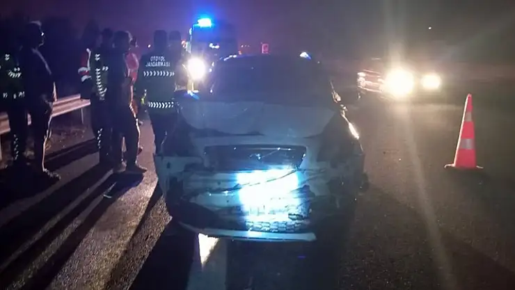 TEM'de tıra çarpan otomobil hurdaya döndü: 1 yaralı