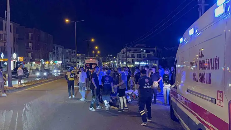 Ters şeritten U dönüşü yapan otomobil motosikletle çarpıştı: 2 yaralı