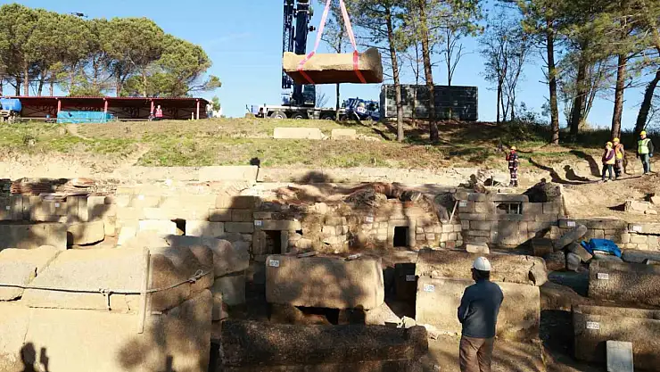 Tios Antik Kenti'nde bulunan Roma Dönemi lahitleri törenle açıldı