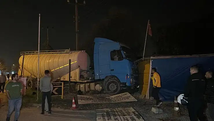 Tır karşı şeride geçti, dükkana çarparak durdu