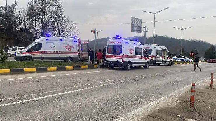 Tır sürücüsü depremzedeleri taşıyan araca çarptı 7 yaralı   
