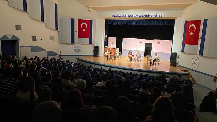 Tiyatro günlerinde salon doldu taştı