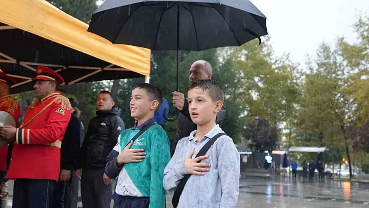 Törende şemsiye çocukları yağmurdan korudu