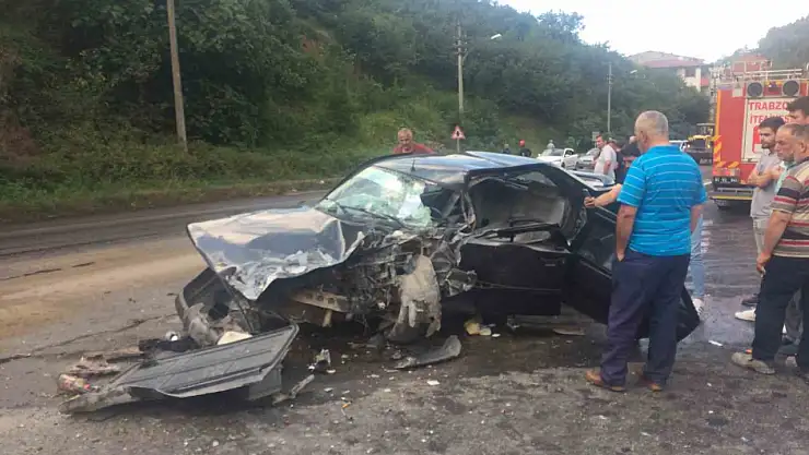 Tur otobüsü ile otomobil çarpıştı: 3 yaralı