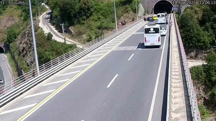 Tünel çıkışında geri manevra yapan halk otobüsü kazaya yol açtı