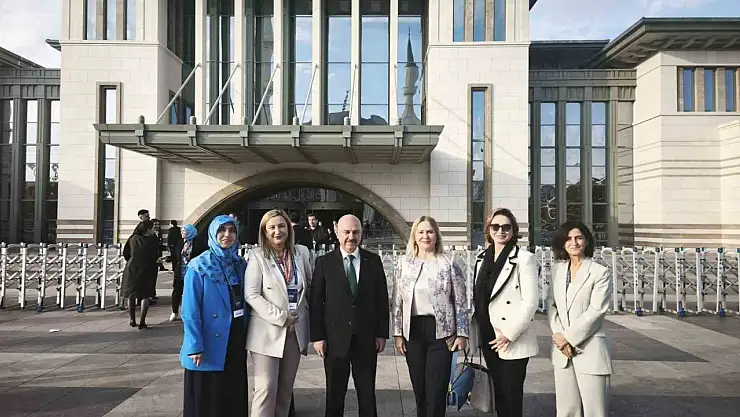 Türk Tıp Dünyası Kurultayında Kakaçoğlu'na teşekkür