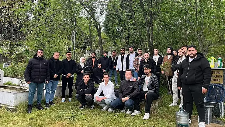 Üniversite öğrencileri mezar temizliği yaptı