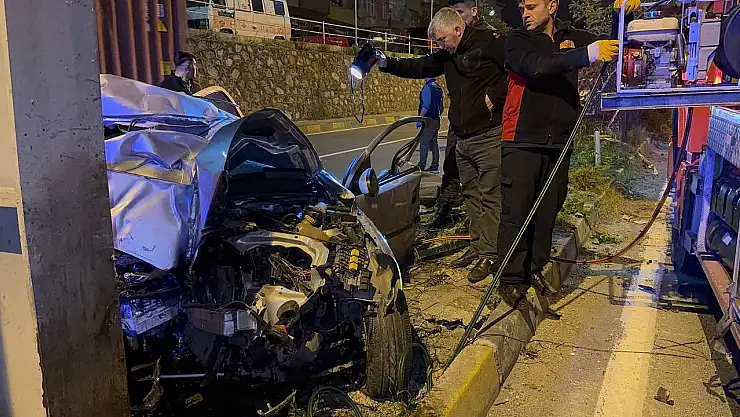 Otomobil hurda yığınına döndü: 2 ölü