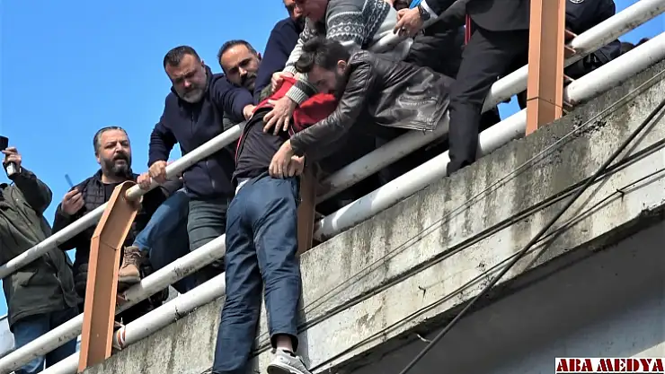 Üst geçitte intihara kalkışan şahsı vatandaşlar kendilerini riske atarak kurtardı