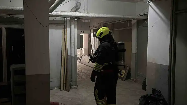 Üst katları otel olarak kullanılan iş merkezinde çıkan yangın ekipleri harekete geçirdi