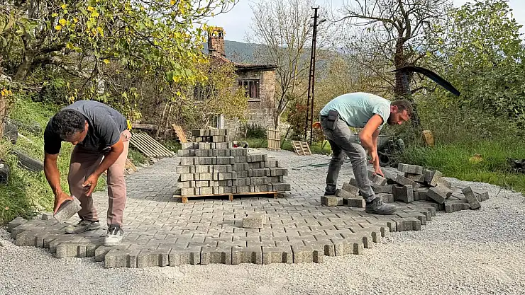 Uzunöz Mahalle'sinde üstyapı çalışması