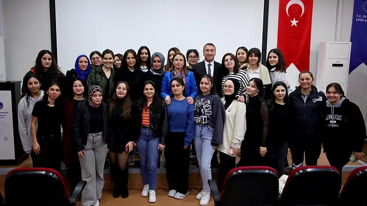Vali Arslan öğrencilerle bir arada