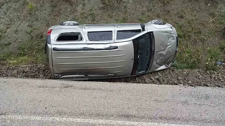 Virajı alamayan hafif ticari araç devrildi: 1 yaralı