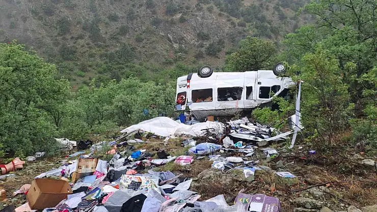 Viraji alamayan minibüs şaramplole yuvarlandı: 1 yaralı